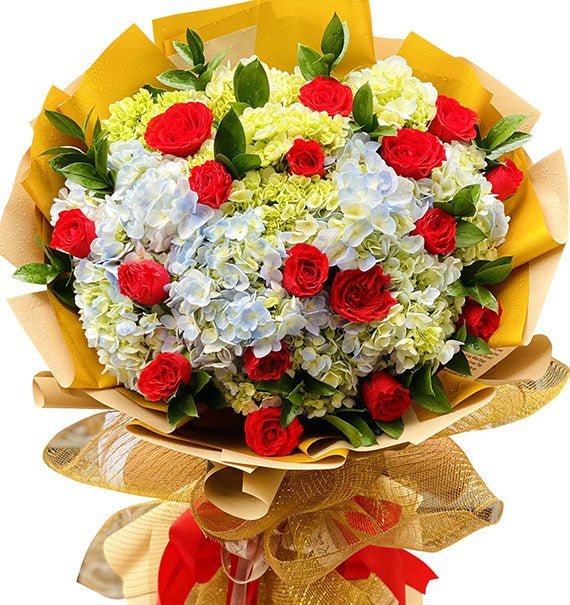 Bó hoa cẩm tú cầu và hồng đỏ